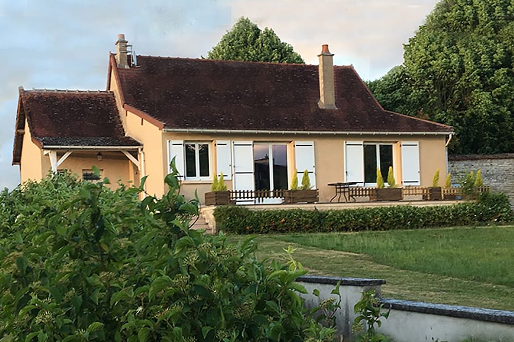 The house and its garden on the Burgundy Canal