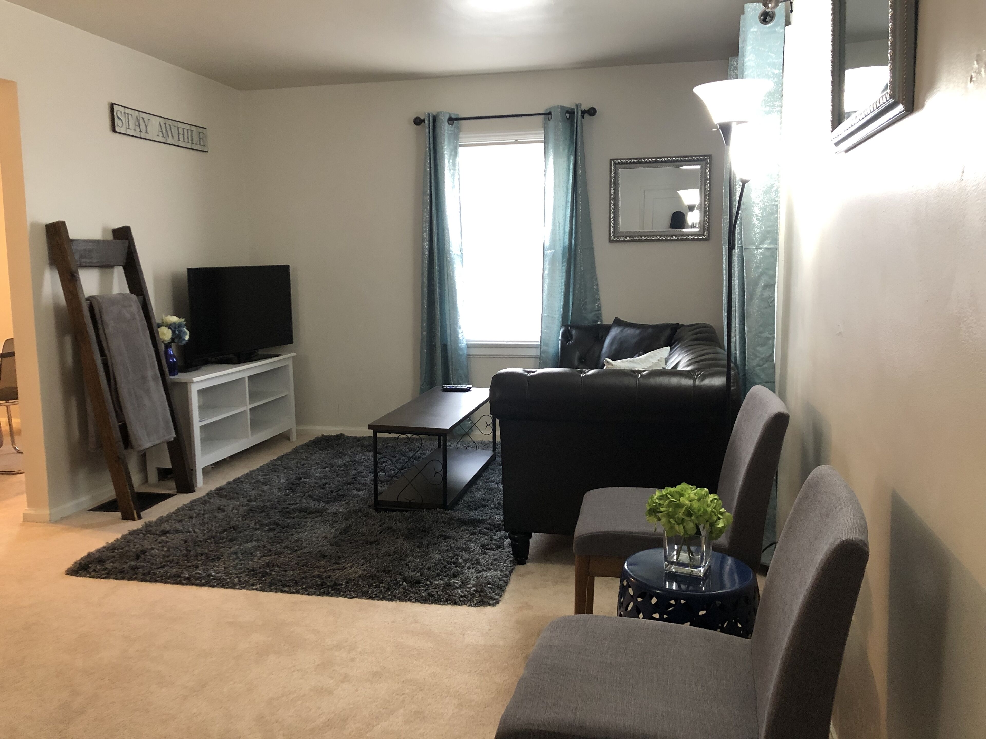 Stay Awhile! welcoming 2 Bedroom 1 bath home
