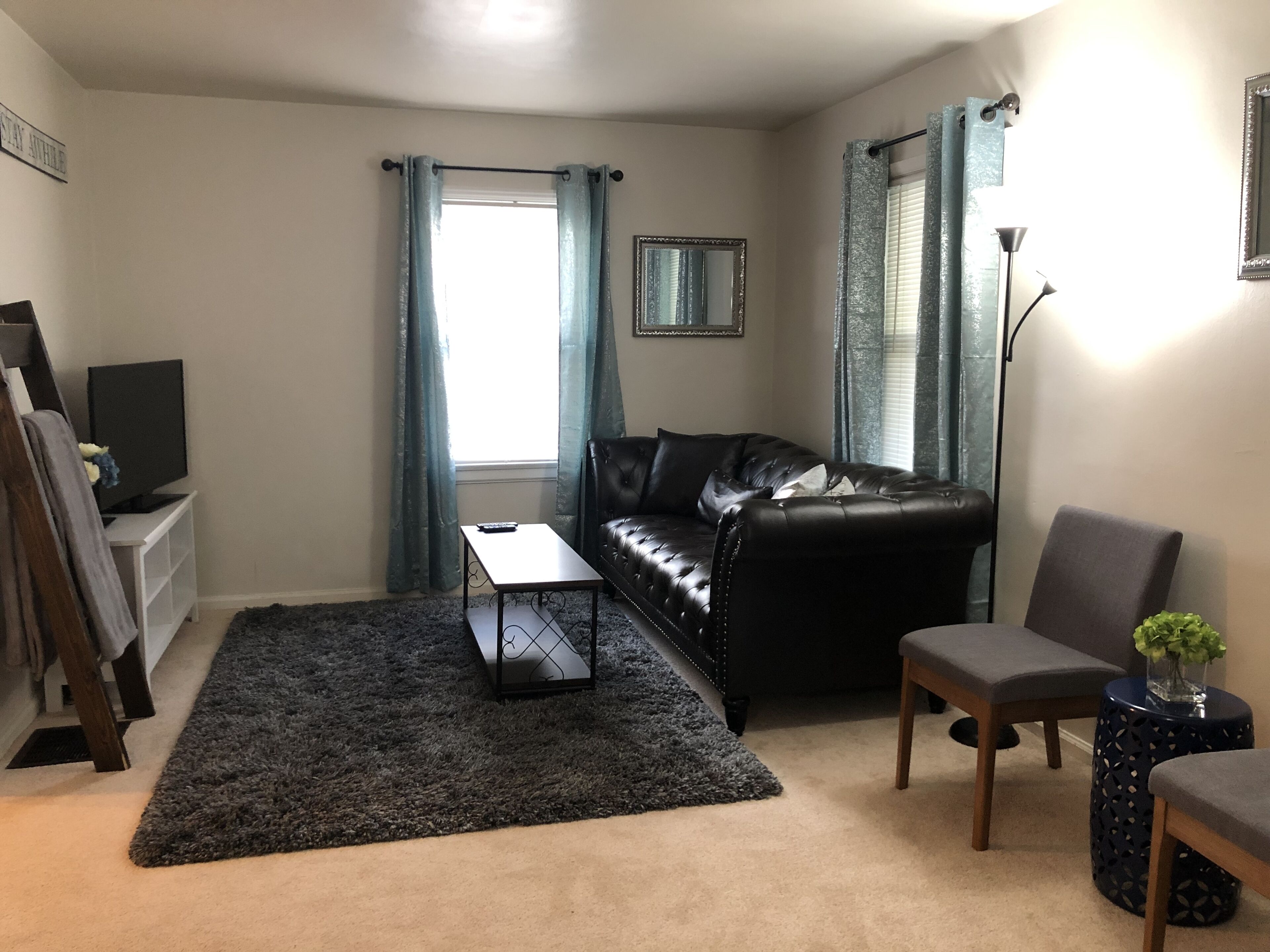 Stay Awhile! welcoming 2 Bedroom 1 bath home