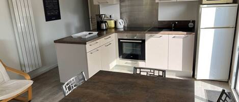 Réfrigérateur, four à micro-ondes, un four, lave-vaisselle