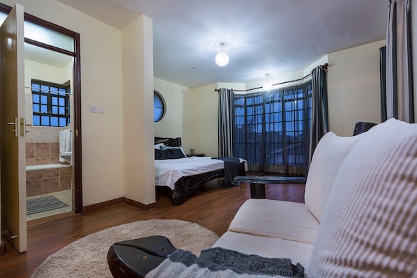 3 bedrooms, desk, WiFi