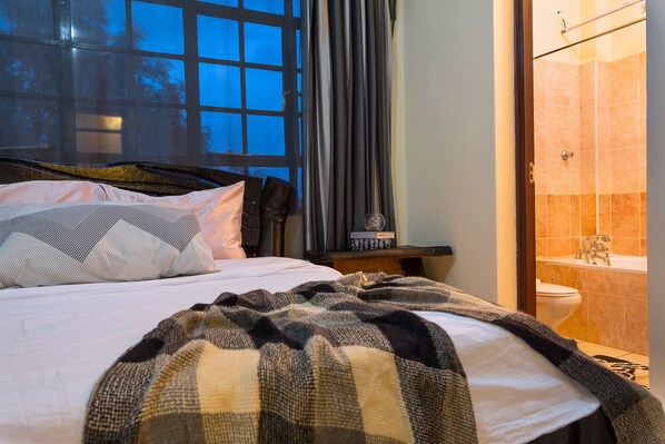 3 makuuhuonetta, työpöytä, Wi-Fi