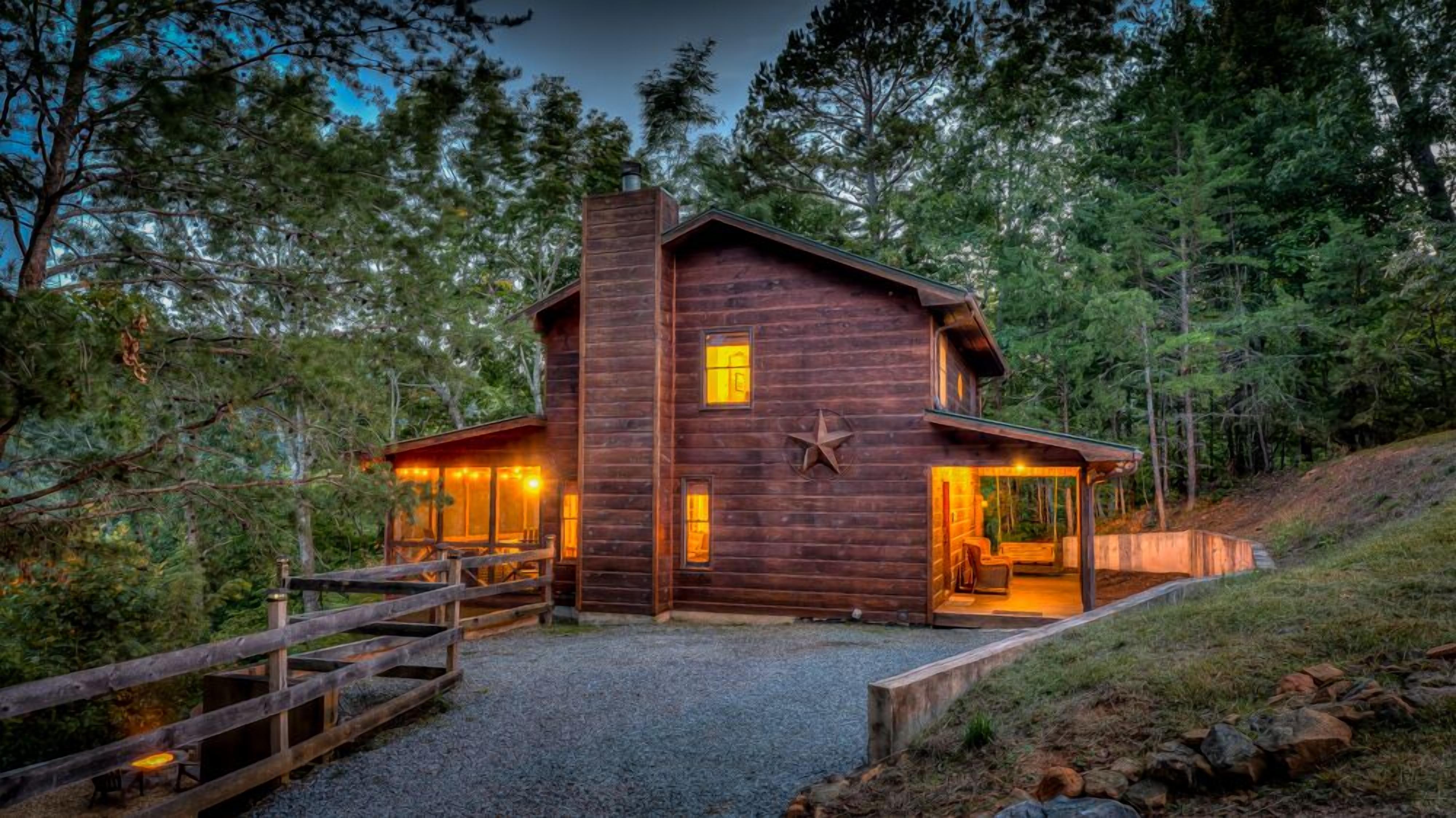 Blue Chase Lodge- Pet Friendly | Overlooks Lake Blue Ridge | Screened Porch