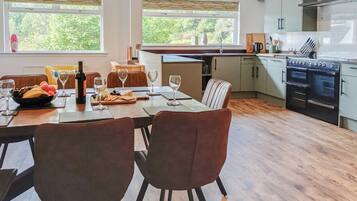 Geschirrspüler, Hochstuhl, Kochgeschirr/Geschirr/Besteck