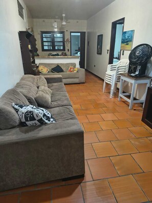 LED-Fernseher, DVD-Player, Stereoanlage