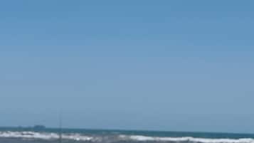 Una playa cerca, sillas reclinables de playa