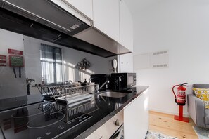 Een koelkast, een magnetron, een oven, een kookplaat