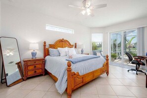 4 chambres, bureau, fer et planche à repasser, lit parapluie