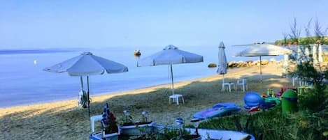 En la playa y camastros