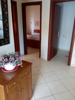 2 間睡房、可攜式嬰兒床、Wi-Fi、床單