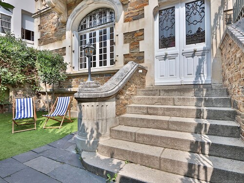 6-bedroom house near beach with WiFi and playroom