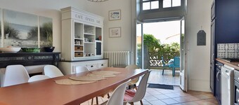 6-bedroom house near beach with WiFi and playroom
