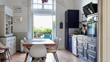 Een koelkast, een microgolfoven, een oven, een kookplaat