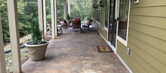 Fun, family Foothills retreat with Game Room and 6-person hot tub!
