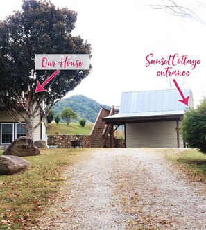 Property grounds - Sunset Cottage with Beautiful Blue Ridge Mountain Views (Clyde)