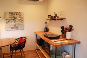 Fridge, microwave, oven, stovetop - Sunset Cottage with Beautiful Blue Ridge Mountain Views (Clyde)