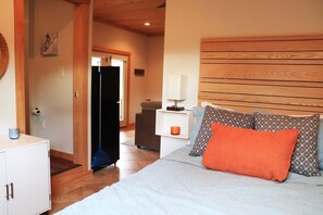 1 bedroom, memory foam beds, desk, iron/ironing board - Sunset Cottage with Beautiful Blue Ridge Mountain Views (Clyde)