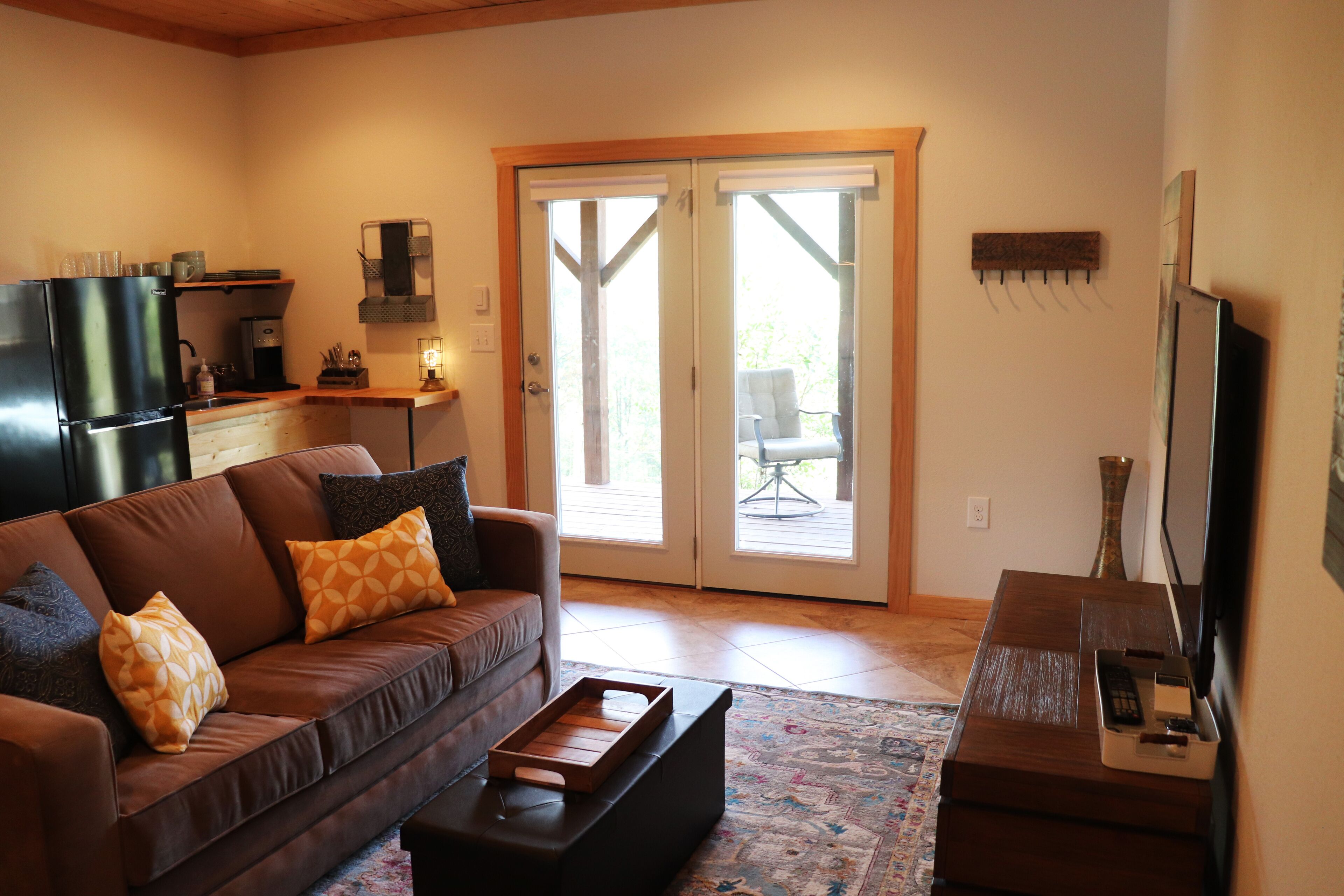 TV connectée, livres, chaîne hi-fi