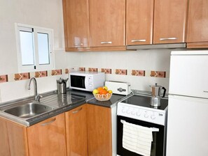 Een koelkast, een magnetron, een oven, een kookplaat