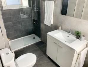 Dusche, Haartrockner, Handtücher, Seife