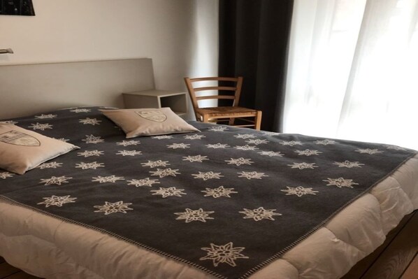 2 habitaciones, tabla de planchar con plancha, cuna de viaje y wifi 