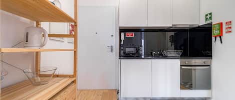Réfrigérateur, four à micro-ondes, un four, surface de cuisson