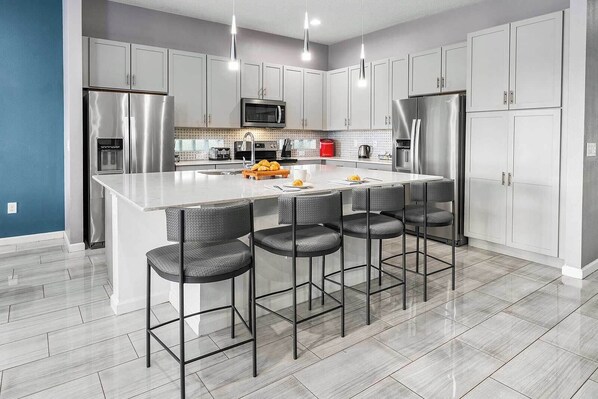 Refrigerador, microondas, horno y parrilla de estufa 