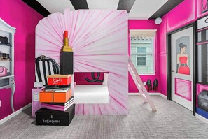 10 slaapkamers, een bureau, een strijkplank/strijkijzer, reisbedje