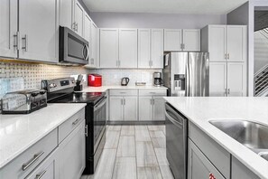 Refrigerador, microondas, horno y parrilla de estufa 