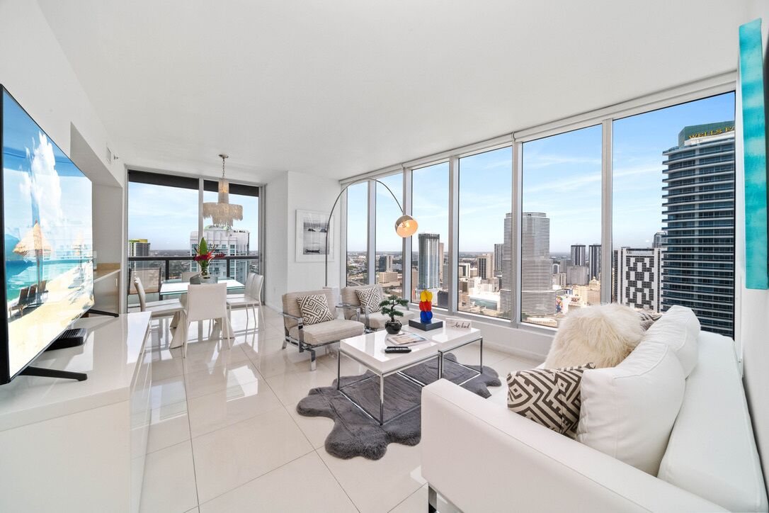 0441 · Elegant Cityscape Apartment 2B/2B Water City View