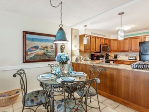 Condo, 3 chambres | Restauration
