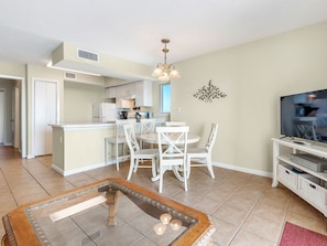Condo, 2 chambres | Salle de séjour