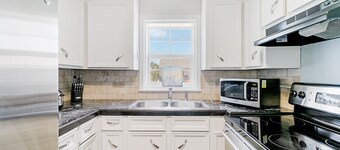 23 Center- Sunny Side Up -Central Location - Walkable to Pier and Restaurants