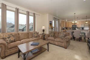 Televisión, chimenea y reproductor de DVD 