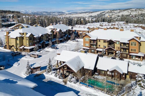 Pet friendly 2 bedroom, walk to Main Street, forest view