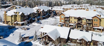 Pet friendly 2 bedroom, walk to Main Street, forest view