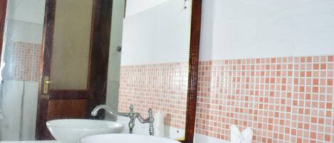 Duschwanne, Whirlpool, Haartrockner, Shampoo