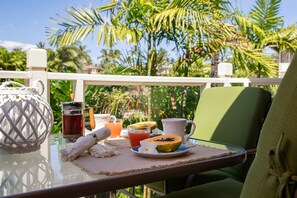 Outdoor dining - EXQUISITE REMODEL-SLEEPS 8-WELL EQUIPPED-AC-METICULOUS CLEANING (Wailea)