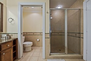 Een bad/douchecombinatie, een haardroger, handdoeken