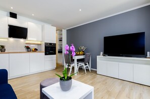 Flat-screen TV, stereo