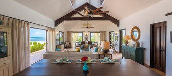 Villa Bramasole ubicada justo en el agua tiene 3BDR cerca de restaurantes y tiendas