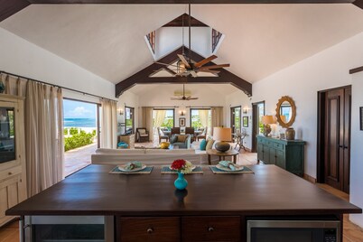 Villa Bramasole located right on the water has 3BDR close to restaurants & shops