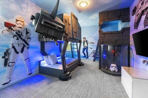 10 bedrooms, iron/ironing board, WiFi, bed sheets - Lavish Villa Near Disney w/ Space & Sea Themed BRs, Theater, Arcade & Game Loft (Davenport)