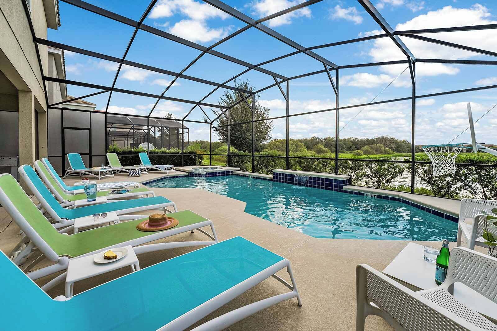 Alberca climatizada y camastros 