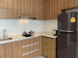 Fridge, stovetop, electric kettle, cookware/dishes/utensils