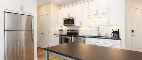 Frigorífico, microondas, horno y placa de cocina