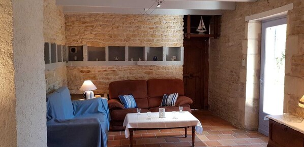 Televisión, videojuegos, reproductor de DVD y tenis de mesa 