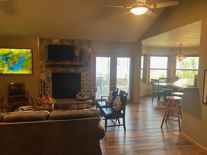 Smart-TV, Kamin, DVD-Player, Tischfußball