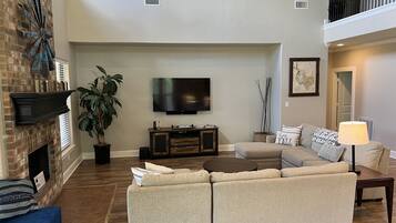 Smart TV, chimenea, reproductor de DVD y tenis de mesa