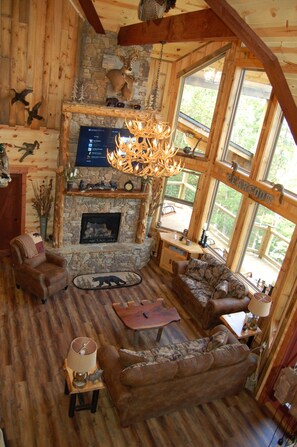 Älytelevisio, takka, kirjoja, tulostin